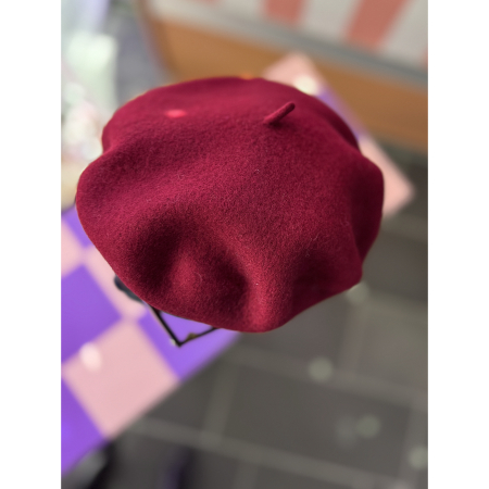 Bess Baret i Vinrød fra LÉ MOSCH, klassisk baret i uld, skab et fedt look med en baret,