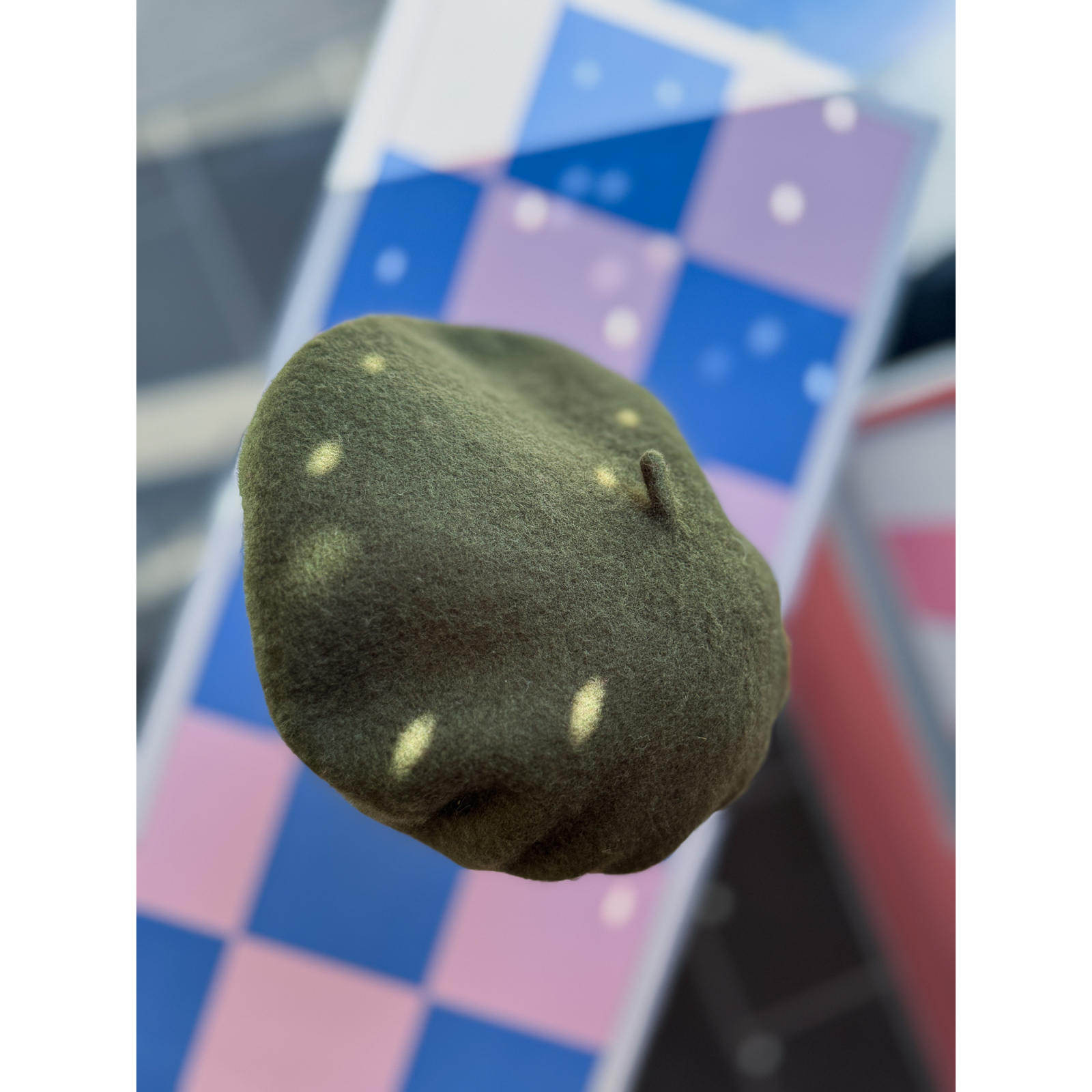 Bess Baret i army grøn fra LÉ MOSCH, klassisk baret i uld, skab et fedt look med en baret, Bess Baret i army grøn fra LÉ MOSCH, klassisk baret i uld, skab et fedt look med en baret,