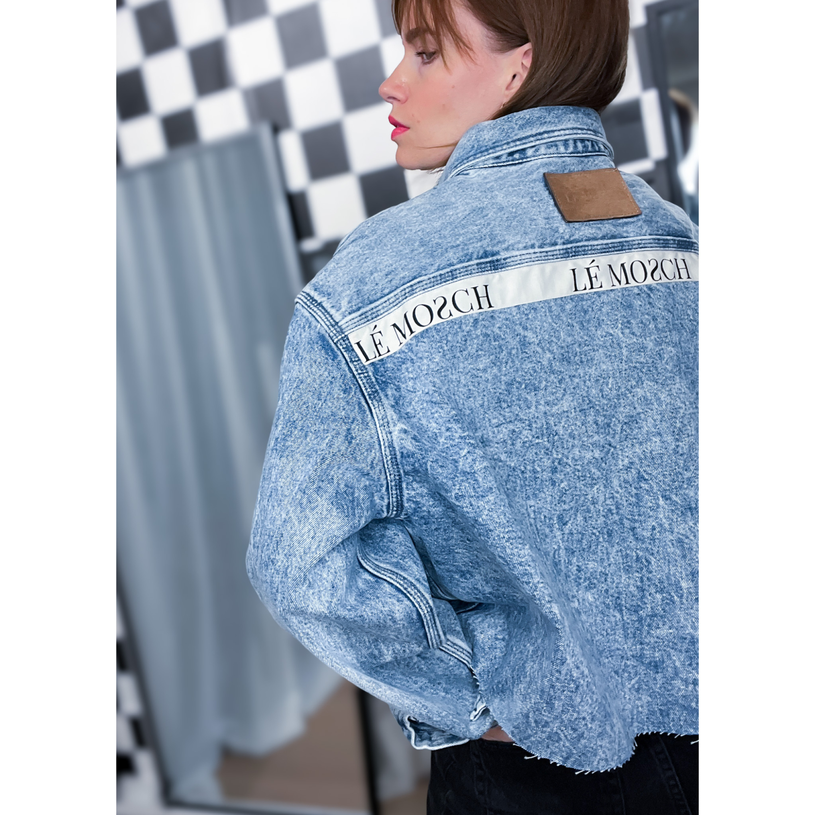 Vintage Vibes kort denim skjorte med logo - no. 075 fra LÉ MOSCH, cool og anderledes kort denimskjorte, stonewashed denim skjorte, 