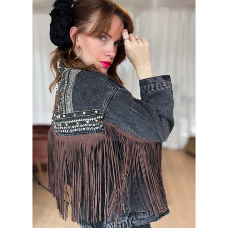Vintage Vibes broderet denim jakke med brune frynser – no. 077 fra LÉ MOSCH, unik jakke med nitter broderi og frynser, anvendelig statement jakke,
