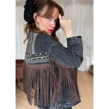 Vintage Vibes broderet denim jakke med brune frynser – no. 077 fra LÉ MOSCH, unik jakke med nitter broderi og frynser, anvendelig statement jakke, Vintage Vibes broderet denim jakke med brune frynser – no. 077 fra LÉ MOSCH, unik jakke med nitter broderi og frynser, anvendelig statement jakke,
