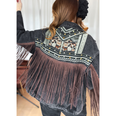 Vintage Vibes broderet denim jakke med brune frynser – no. 077 fra LÉ MOSCH, unik jakke med nitter broderi og frynser, anvendelig statement jakke,