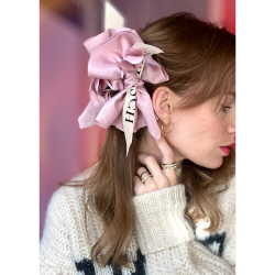 Elka hårklemme i ballerina rosa med logo fra LÉ MOSCH, fyldig hårklemme i en fin rosa farve, hårklemme med sløjfer og LÈ MOSCH logo,