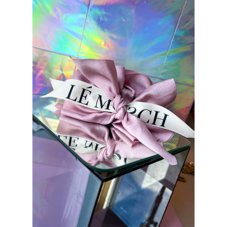 Elka hårklemme i ballerina rosa med logo fra LÉ MOSCH, fyldig hårklemme i en fin rosa farve, hårklemme med sløjfer og LÈ MOSCH logo,