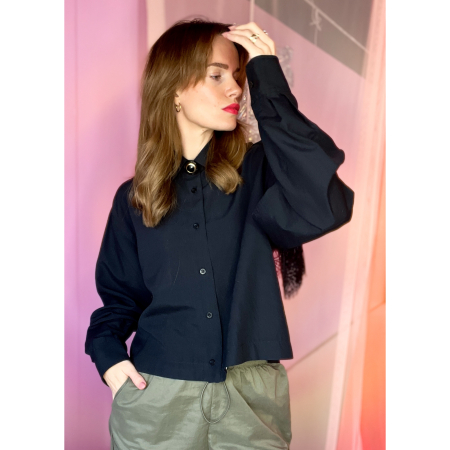 Vintage Vibes Skjorte i sort med blonde - nr. 079 fra LÉ MOSCH, kort skjorte med flæse, anderledes og unik skjorte,