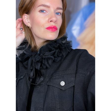 Krave med flæser i Sort fra LÉ MOSCH