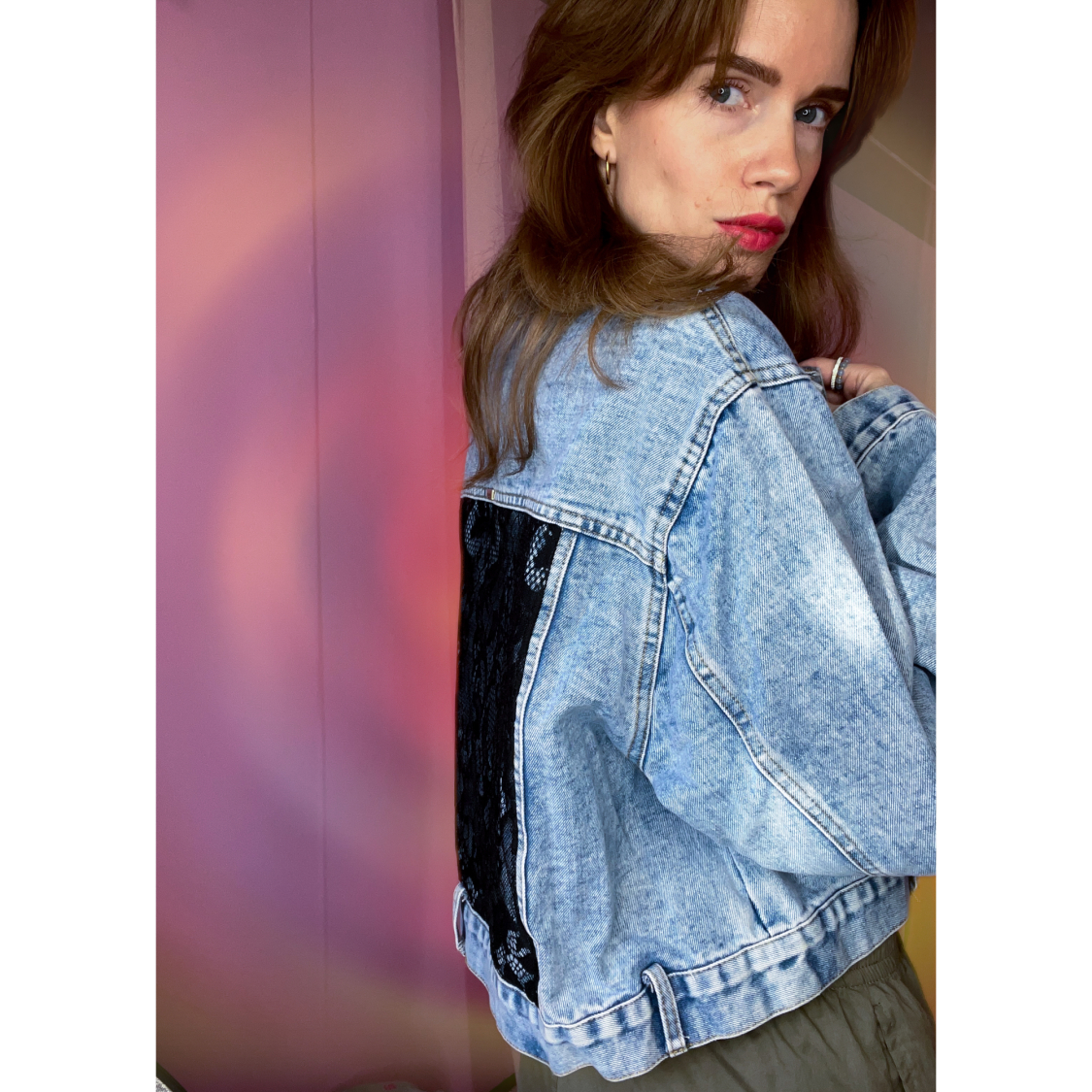 Vintage Vibes kort denim jakke med blonder no 080 fra LÉ MOSCH, kort lys denimjakke med et twist, anderledes og lækker kort denimjakke med blonder,