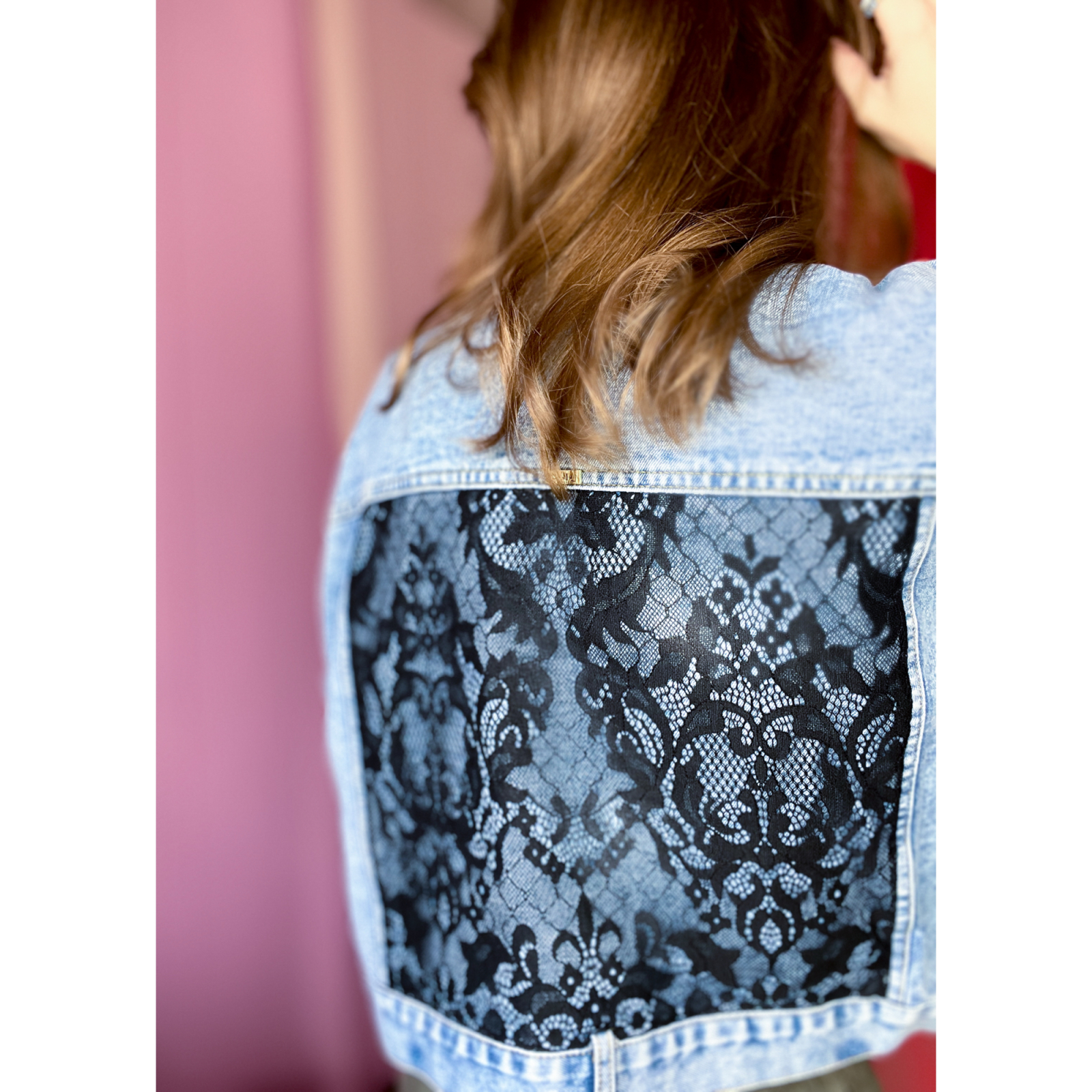 Vintage Vibes kort denim jakke med blonder no 080 fra LÉ MOSCH, kort lys denimjakke med et twist, anderledes og lækker kort denimjakke med blonder,