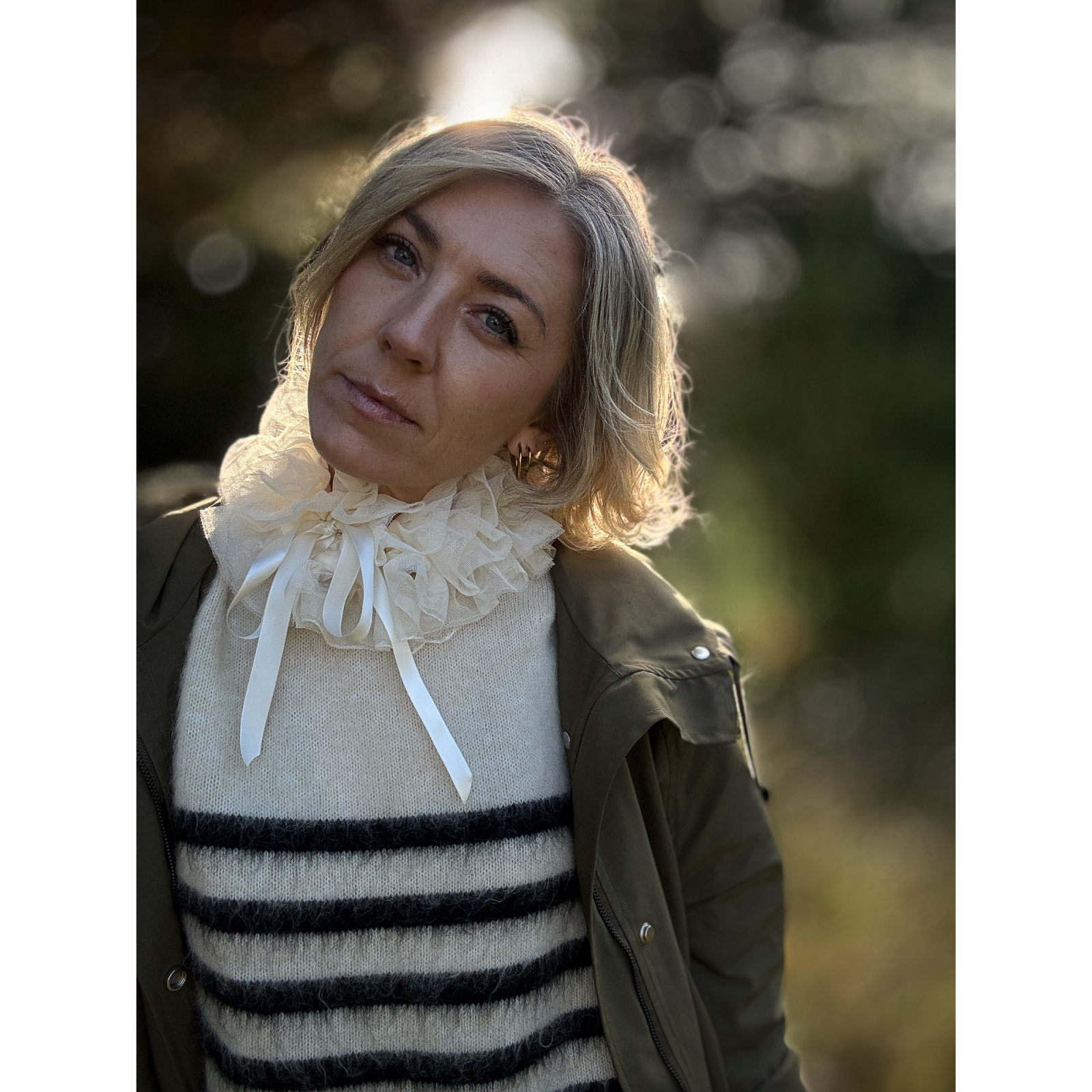 Krave med flæser i Beige fra le mosch Krave med flæser i Beige fra le mosch