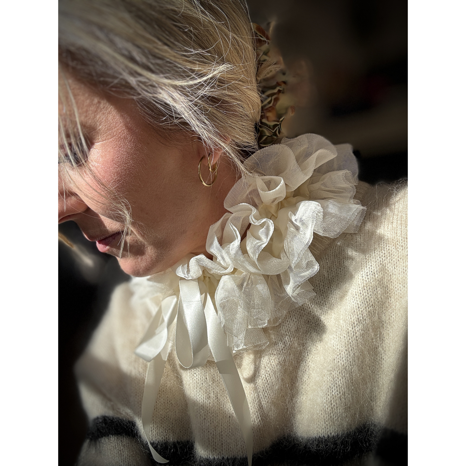 Krave med flæser i Beige fra le mosch Krave med flæser i Beige fra le mosch