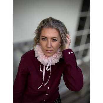 Krave med flæser i Rosa fra LÉ MOSCH Krave med flæser i Rosa fra LÉ MOSCH