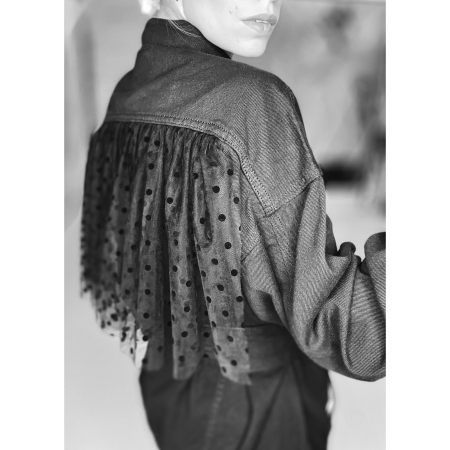 Vintage Vibes Sort Denim Jakke – No. 081 fra LÉ MOSCH, sort denim jakke med tylflæse og logo bælte, skøn statement denimjakke, unikt design fra LÉ MOSCH,