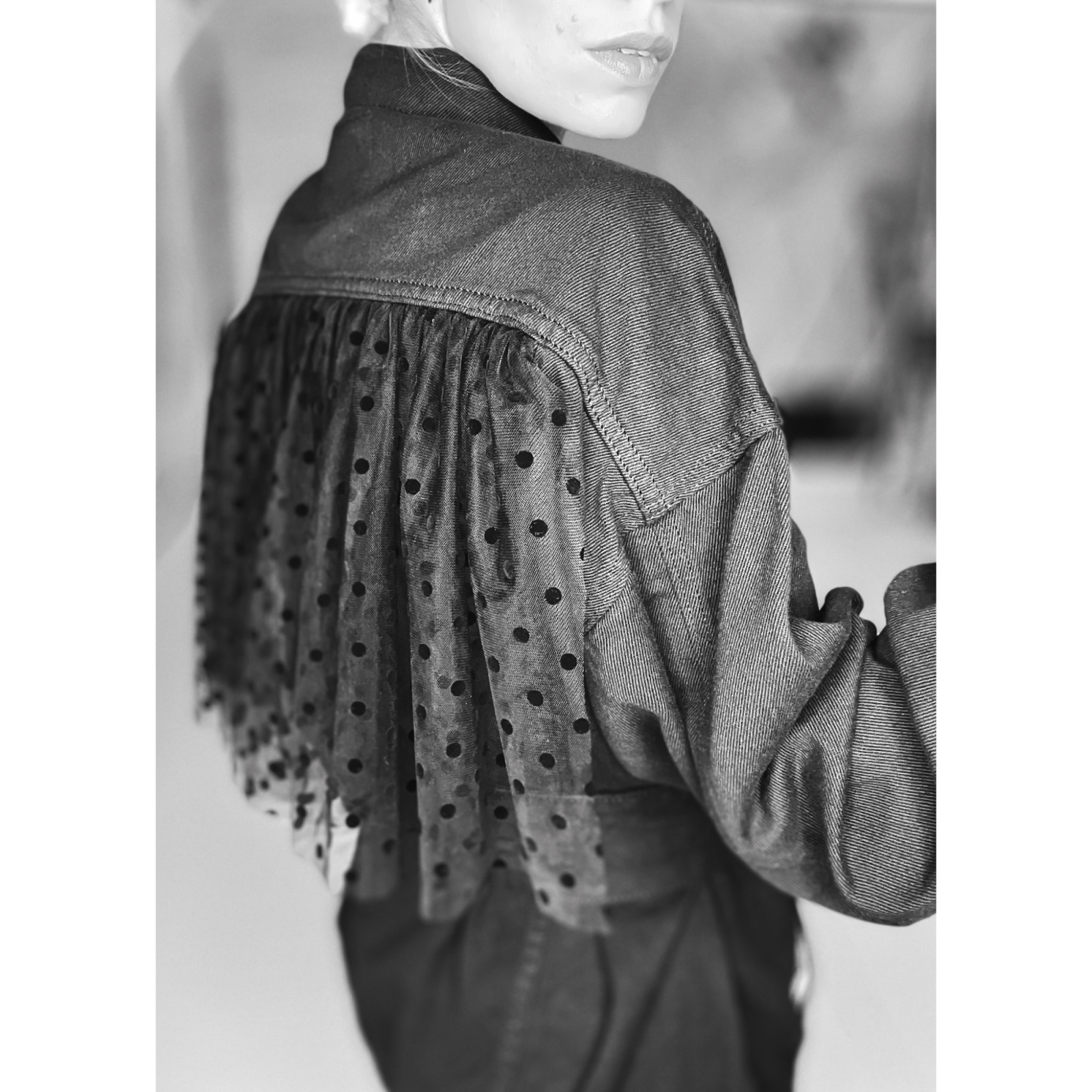 Vintage Vibes Sort Denim Jakke – No. 081 fra LÉ MOSCH, sort denim jakke med tylflæse og logo bælte, skøn statement denimjakke, unikt design fra LÉ MOSCH, Vintage Vibes Sort Denim Jakke – No. 081 fra LÉ MOSCH, sort denim jakke med tylflæse og logo bælte, skøn statement denimjakke, unikt design fra LÉ MOSCH,