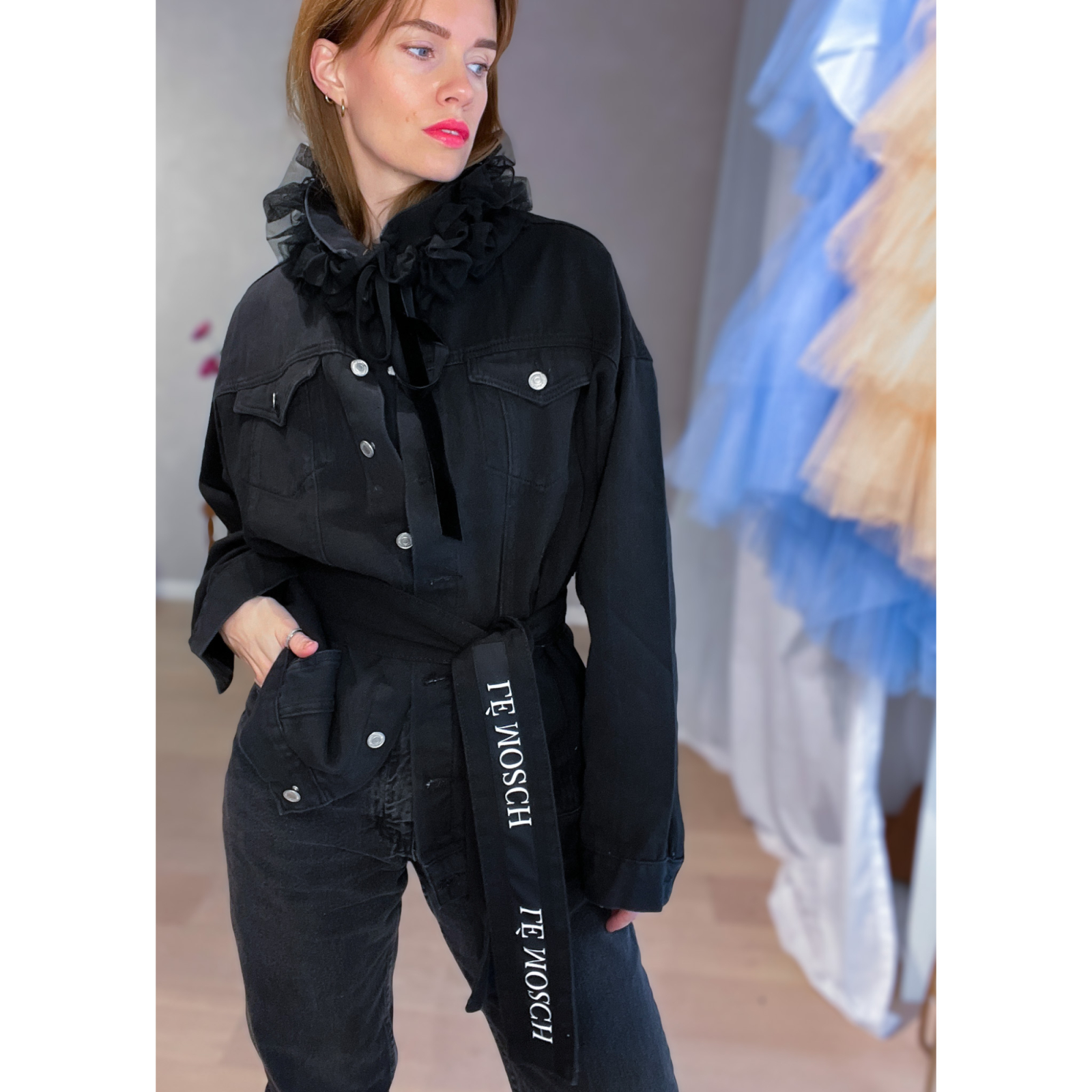 Vintage Vibes Sort Denim Jakke. Denim jakke i sort med bælte. Vintage Vibes Sort Denim Jakke. Denim jakke i sort med bælte.