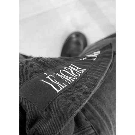 Vintage Vibes Sort Denim Jakke. Denim jakke i sort med bælte.