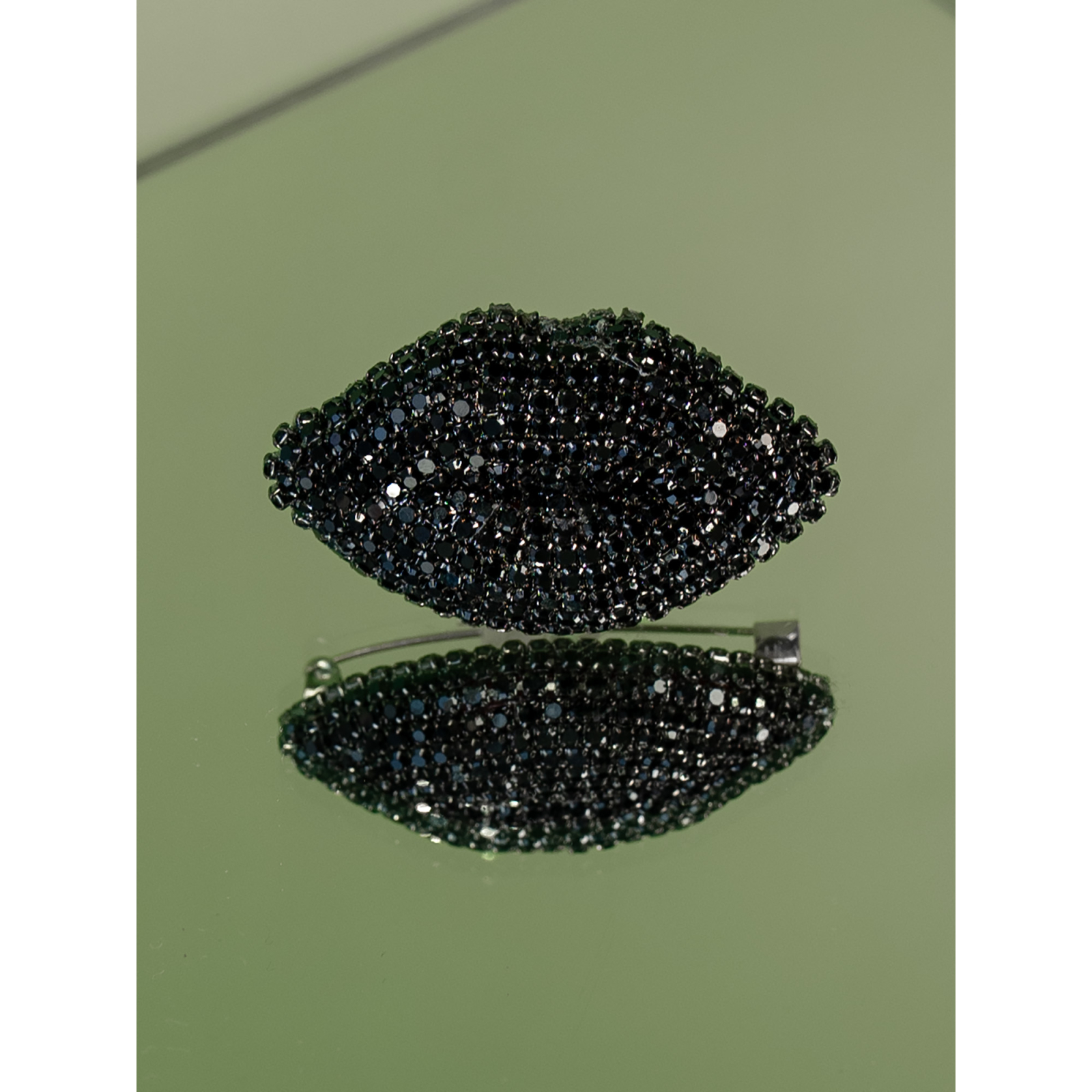 Læbe Broche i sort fra LÉ MOSCH, smuk og dekorativ sort broche, Læbe Broche i sort fra LÉ MOSCH, smuk og dekorativ sort broche,