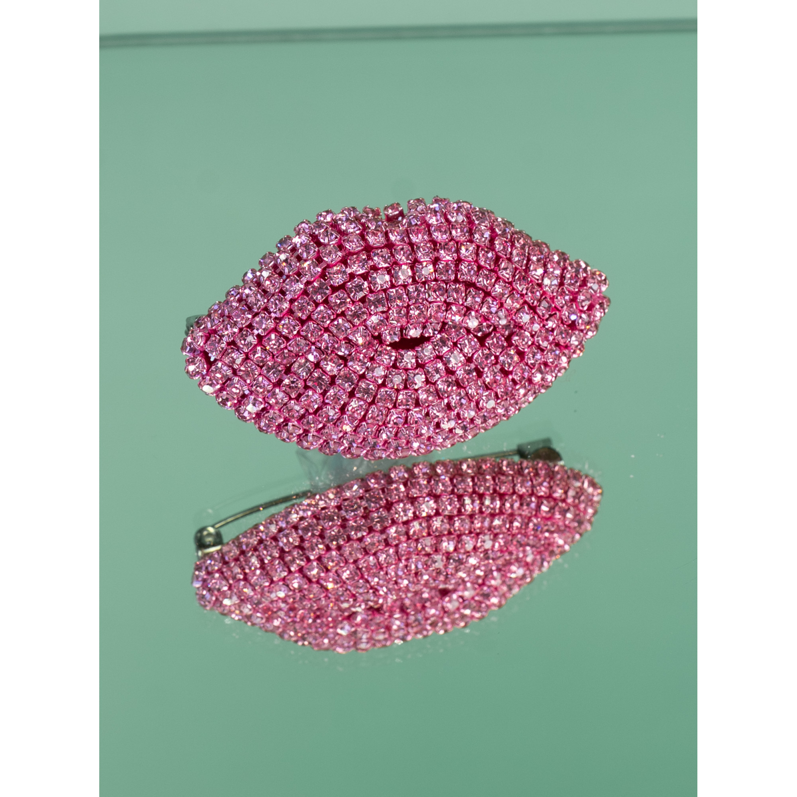 Læbe Broche i rosa fra LÉ MOSCH, smuk og dekorativ rosa broche, 