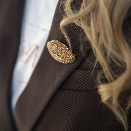 Læbe Broche i gylden fra LÉ MOSCH, smuk og dekorativ gylden broche, 