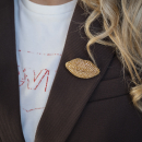 Læbe Broche i gylden fra LÉ MOSCH, smuk og dekorativ gylden broche, 