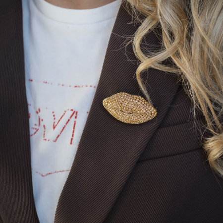 Læbe Broche i gylden fra LÉ MOSCH, smuk og dekorativ gylden broche, 
