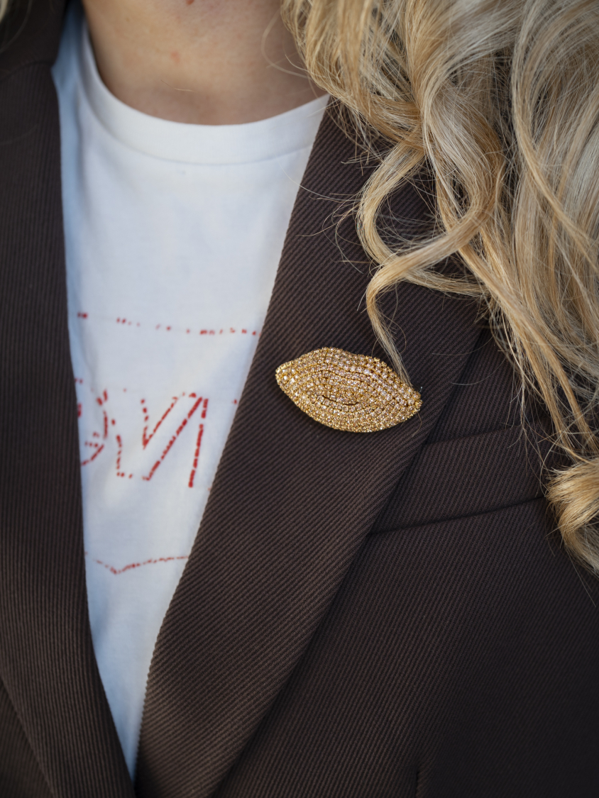 Læbe Broche i gylden fra LÉ MOSCH, smuk og dekorativ gylden broche, 