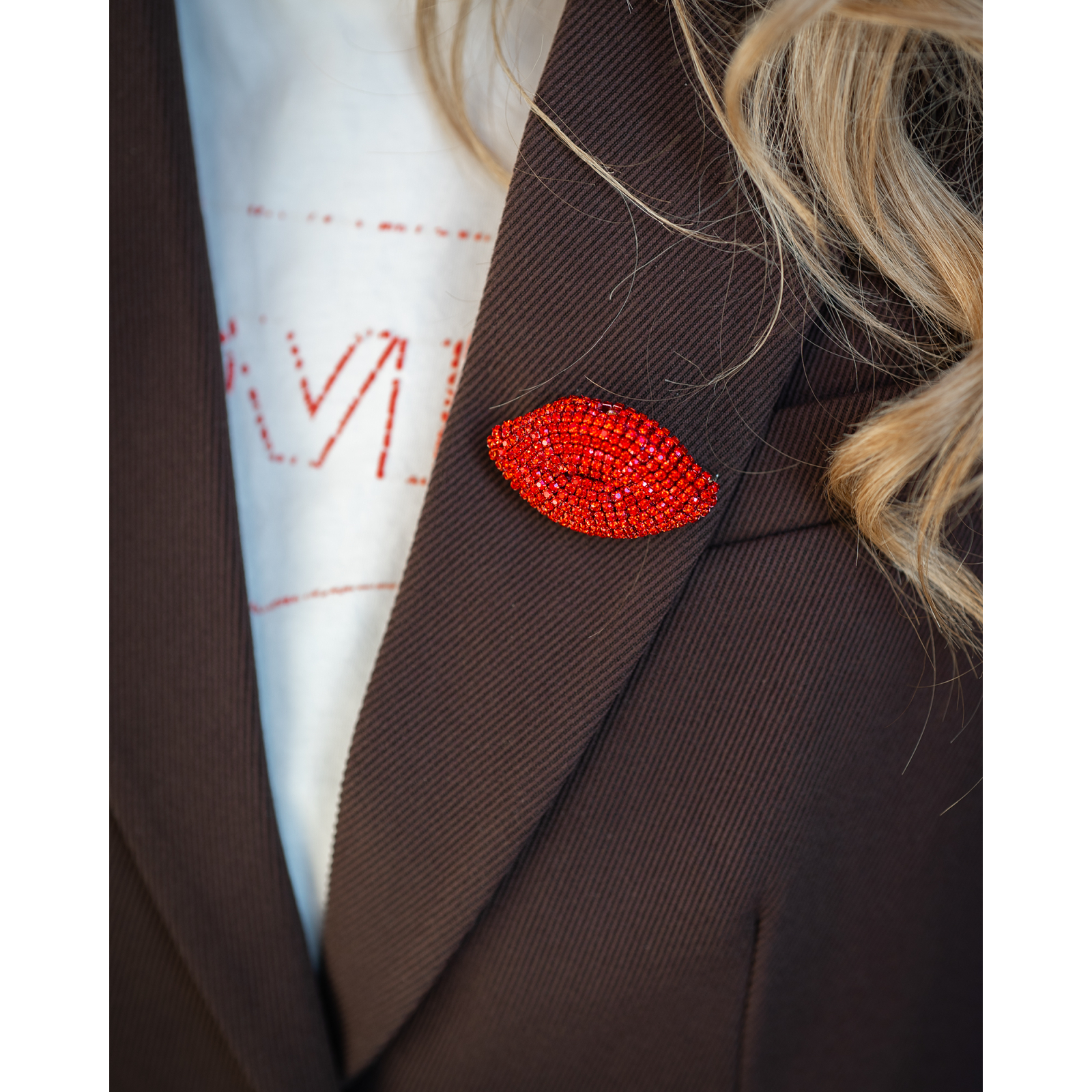 Læbe Broche i rød fra LÉ MOSCH, smuk og dekorativ broche med røde læber, Læbe Broche i rød fra LÉ MOSCH, smuk og dekorativ broche med røde læber,