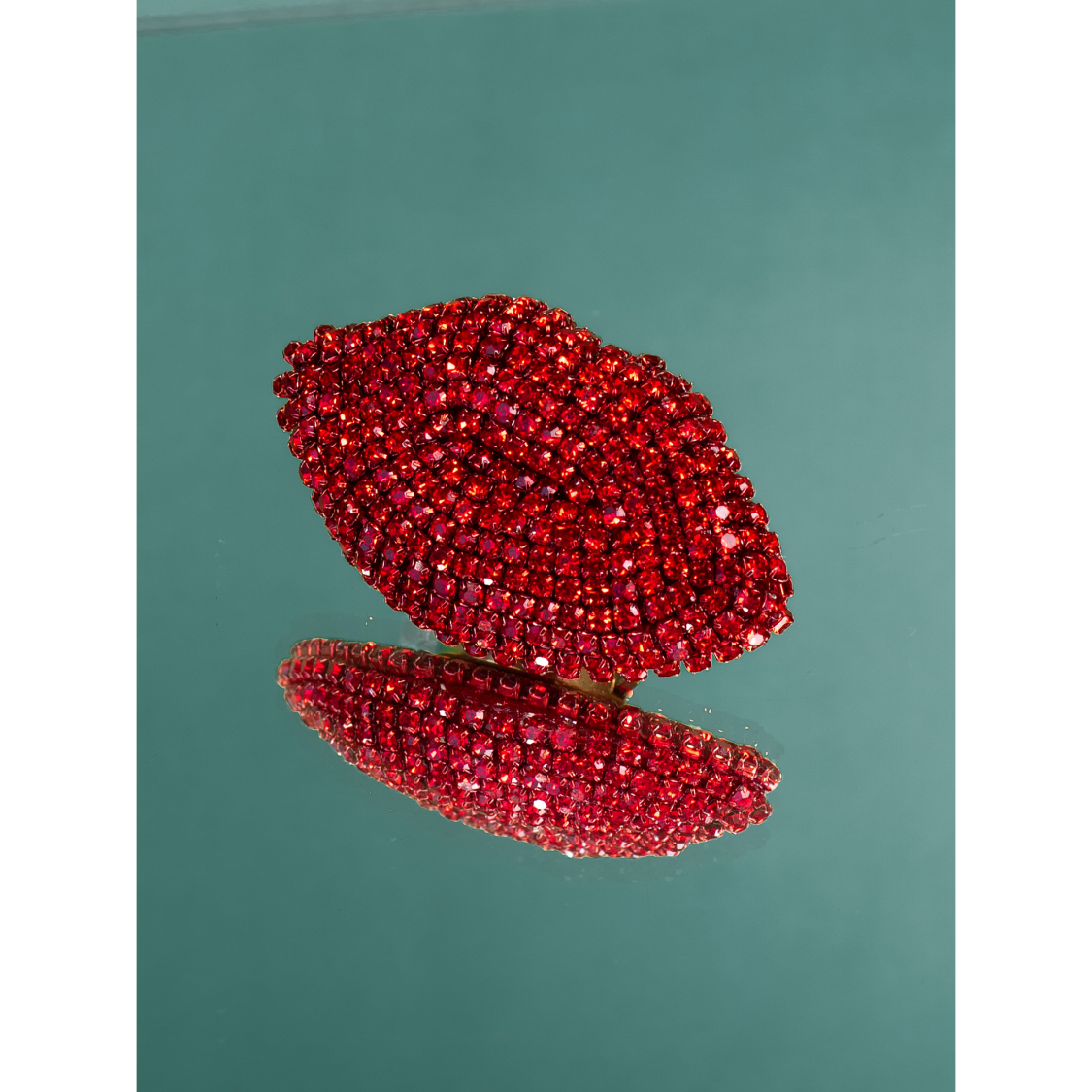 Læbe Broche i rød fra LÉ MOSCH, smuk og dekorativ broche med røde læber, 