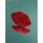 Læbe Broche i rød fra LÉ MOSCH, smuk og dekorativ broche med røde læber, 