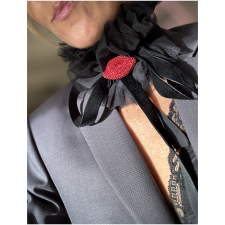 Læbe Broche i rød fra LÉ MOSCH, smuk og dekorativ broche med røde læber, 