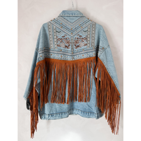 Vintage Vibes broderet lys denim jakke med brune frynser – no. 083 fra LÉ MOSCH, lys jakke med nitter, broderi og frynser, unik og anvendelig statement jakke i str. one size,