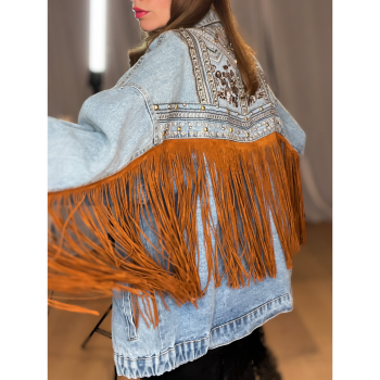 Vintage Vibes broderet lys denim jakke med brune frynser – no. 083 fra LÉ MOSCH, lys jakke med nitter, broderi og frynser, unik og anvendelig statement jakke i str. one size, Vintage Vibes broderet lys denim jakke med brune frynser – no. 083 fra LÉ MOSCH, lys jakke med nitter, broderi og frynser, unik og anvendelig statement jakke i str. one size,