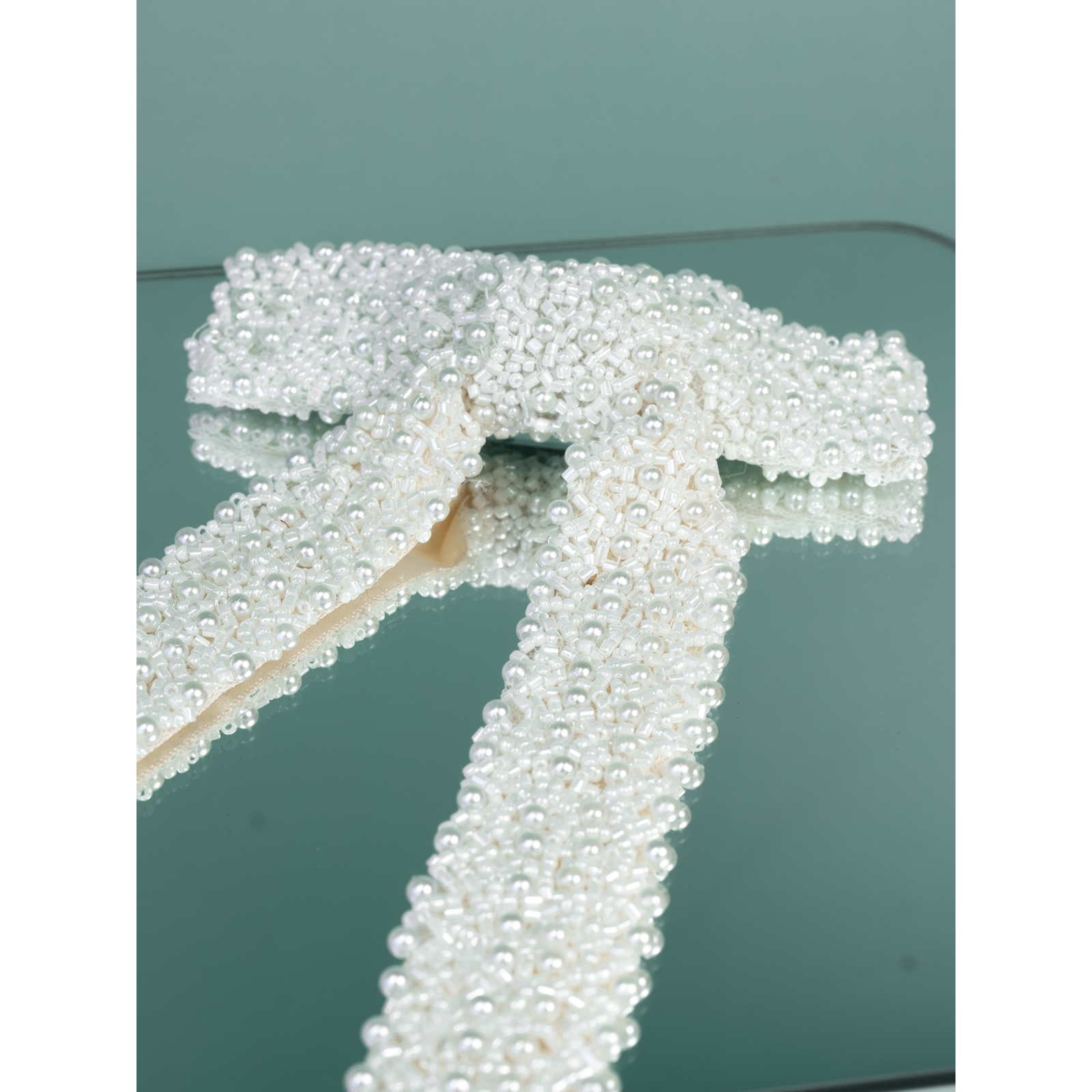 Stor Sløjfe Broche med hvide perler fra LÉ MOSCH, anderledes og iøjnefaldende broche, fyldig statement broche, 