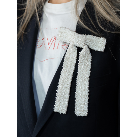 Stor Sløjfe Broche med hvide perler fra LÉ MOSCH, anderledes og iøjnefaldende broche, fyldig statement broche,