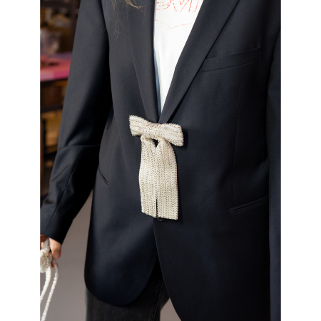 Stor Sløjfe Broche med sølvlook perler fra LÉ MOSCH, anderledes og iøjnefaldende broche, fyldig statement broche,