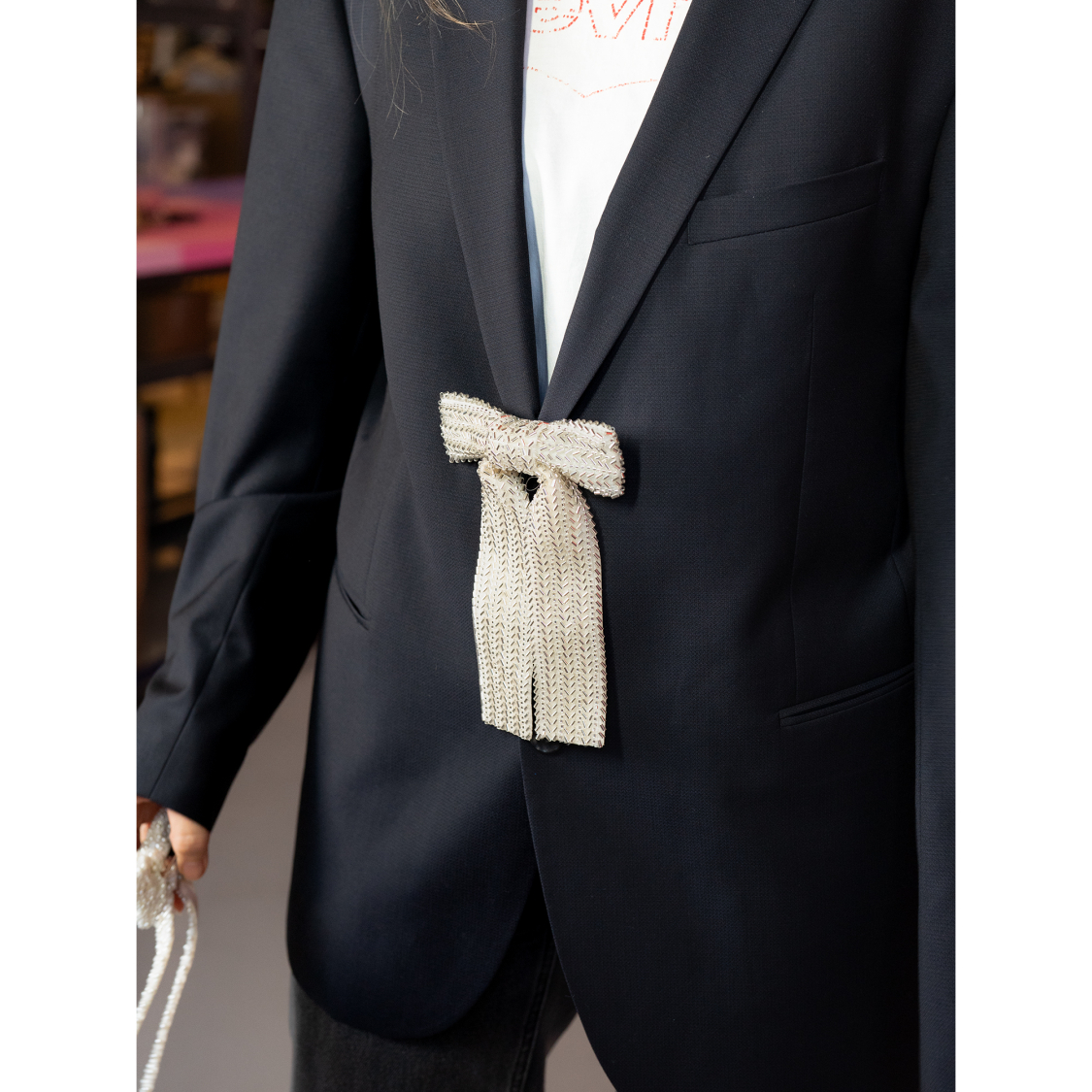 Stor Sløjfe Broche med sølvlook perler fra LÉ MOSCH, anderledes og iøjnefaldende broche, fyldig statement broche, 