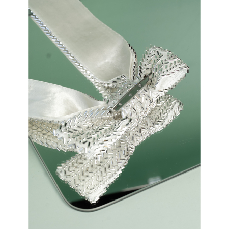 Stor Sløjfe Broche med sølvlook perler fra LÉ MOSCH, anderledes og iøjnefaldende broche, fyldig statement broche,