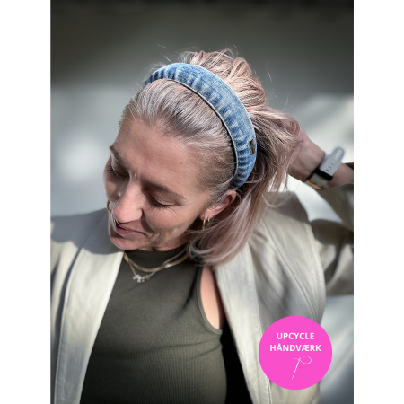 Håndlavet denim hårbøjle fra Lé Mosch i upcycled blå jeans med polstret design.