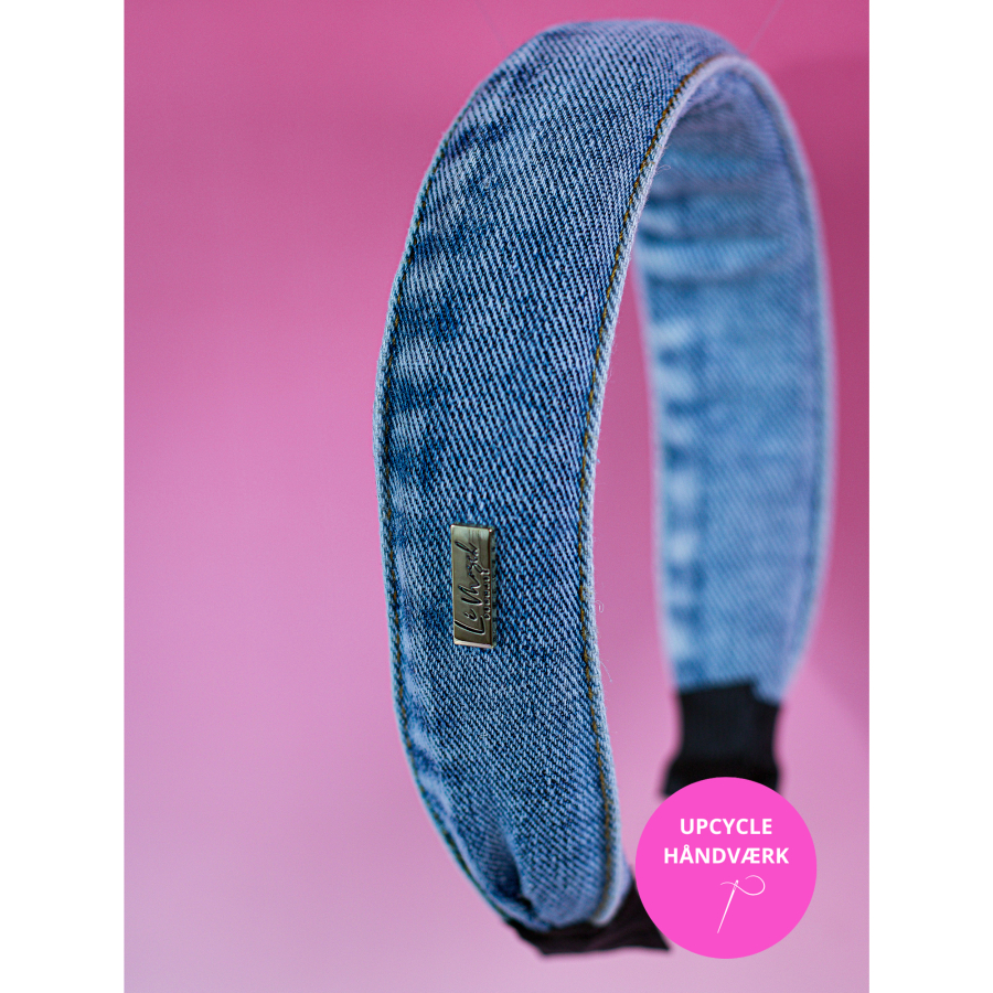 Håndlavet denim hårbøjle fra Lé Mosch i upcycled blå jeans med polstret design.