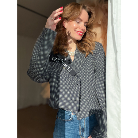 Vintage Vibes Ternet Kort Blazer – No. 088 fra LÉ MOSCH, smuk skulpturel kort blazer, ternet kort blazer til dit personlige look,