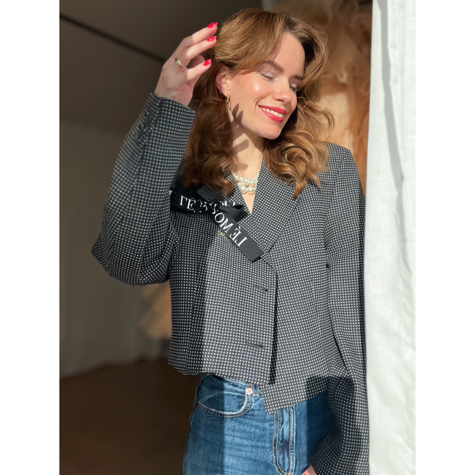 Vintage Vibes Ternet Kort Blazer – No. 088 fra LÉ MOSCH, smuk skulpturel kort blazer, ternet kort blazer til dit personlige look,