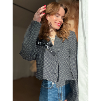 Vintage Vibes Ternet Kort Blazer – No. 088 fra LÉ MOSCH, smuk skulpturel kort blazer, ternet kort blazer til dit personlige look,