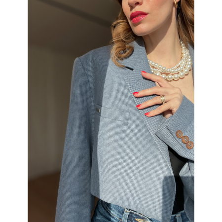 Vintage Vibes Blå Grå Kort Blazer – No. 090 fra LÉ MOSCH, smuk skulpturel kort blazer, blå grå kort blazer til dit personlige look,