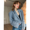 Vintage Vibes Blå Grå Kort Blazer – No. 090 fra LÉ MOSCH, smuk skulpturel kort blazer, blå grå kort blazer til dit personlige look,