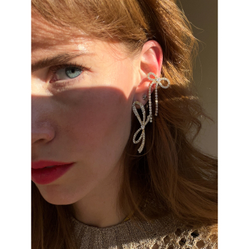 Fendis sløjfe øreringe i forgyldt fra le mosch