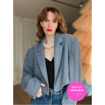 Vintage Vibes Blå Grå Kort Blazer – No. 090 fra LÉ MOSCH, smuk skulpturel kort blazer, blå grå kort blazer til dit personlige look, Vintage Vibes Blå Grå Kort Blazer – No. 090 fra LÉ MOSCH, smuk skulpturel kort blazer, blå grå kort blazer til dit personlige look,