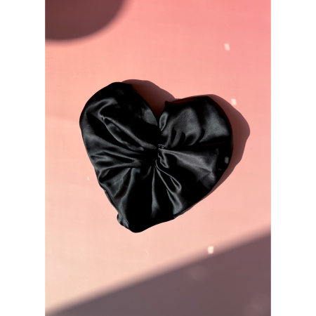 Hjerte Scrunchie i sort fra LÉ MOSCH, smuk hjerte-scrunchie til din knold, fin accessory til din julefrisure, 