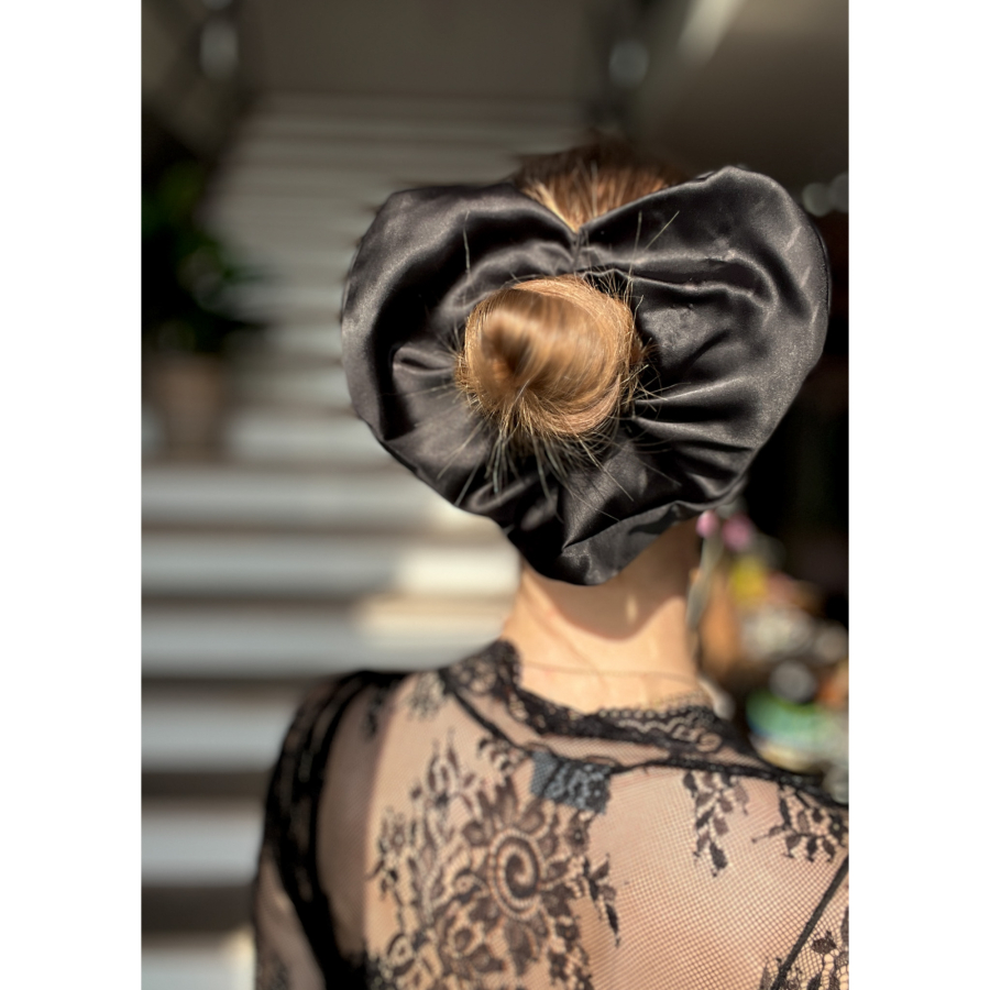 Hjerte Scrunchie i sort fra LÉ MOSCH, smuk hjerte-scrunchie til din knold, 