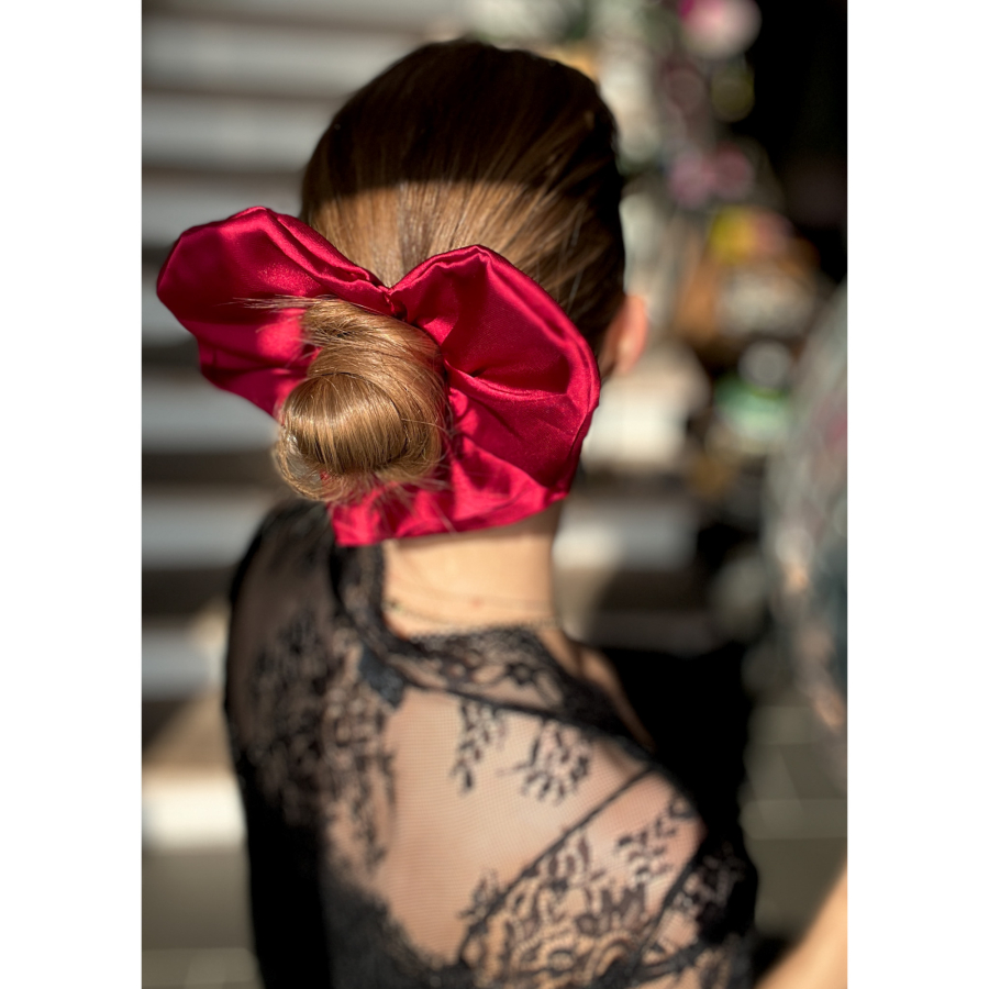 Hjerte Scrunchie i vinrød fra LÉ MOSCH, smuk hjerte-scrunchie til din knold,