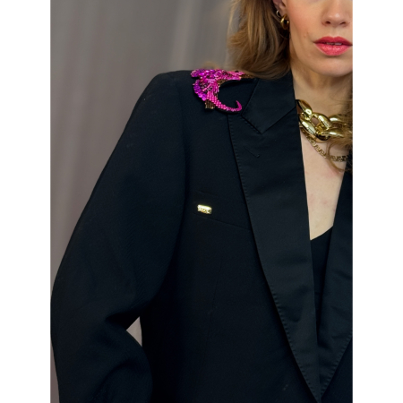 Vintage Vibes Sort Kort Blazer med Pink Gekko – No. 094 fra LÉ MOSCH, smuk skulpturel kort blazer, kort blazer med pink gekko broche,