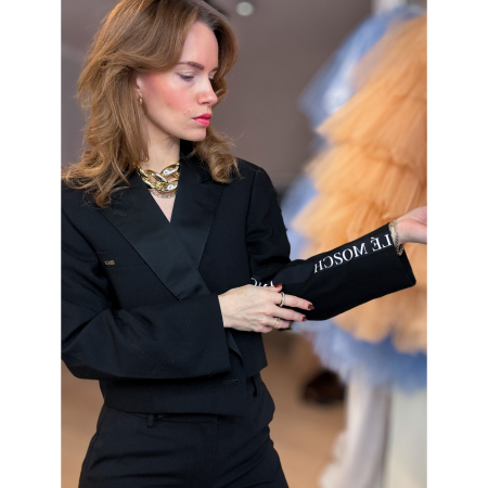 Vintage Vibes Sort Kort Blazer med Pink Gekko – No. 094 fra LÉ MOSCH, smuk skulpturel kort blazer, kort blazer med pink gekko broche,